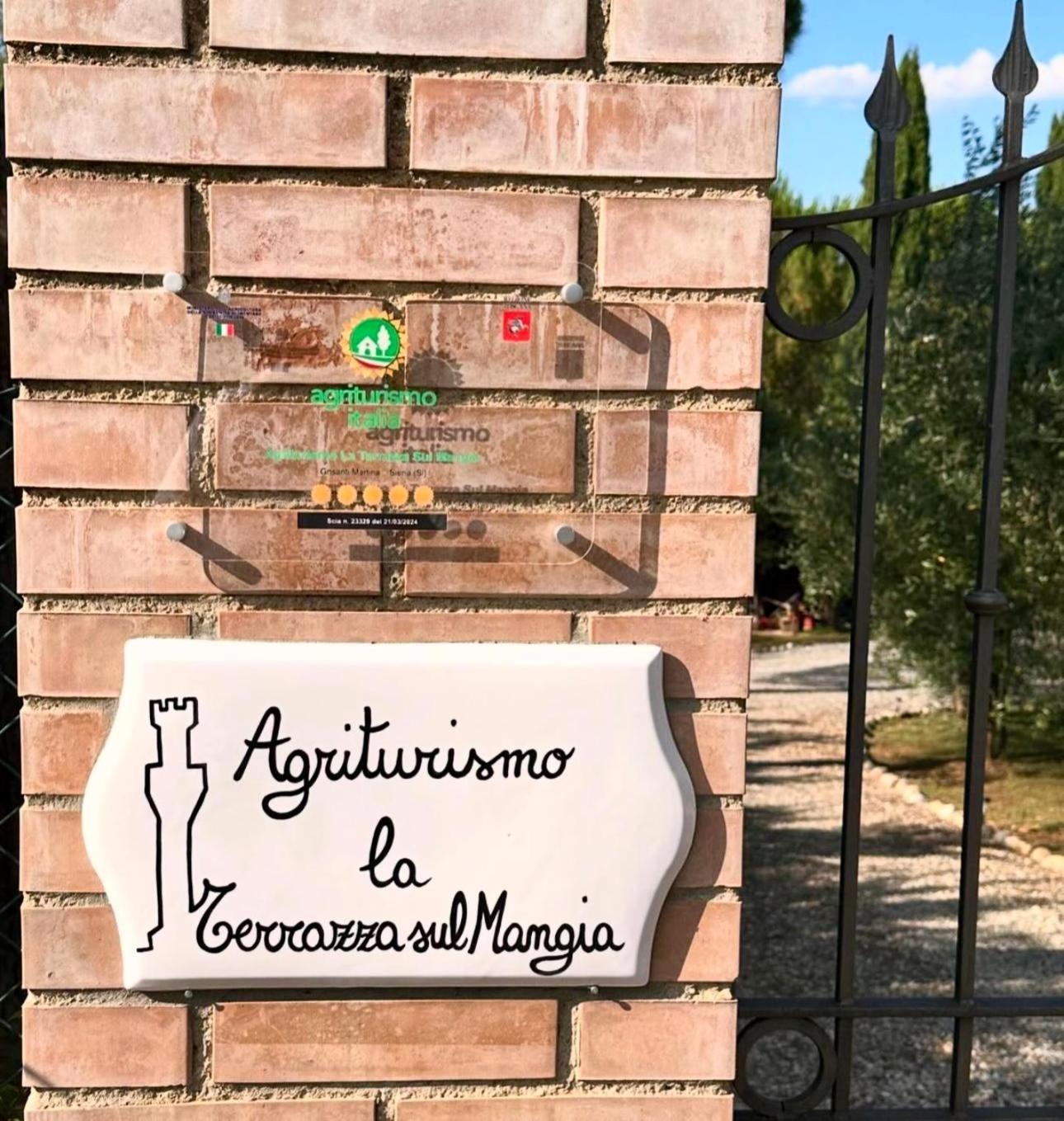 Agriturismo La Terrazza Sul Mangia Siena Luaran gambar